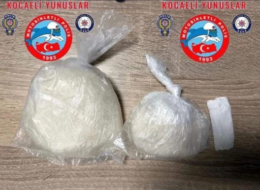 Kocaeli&rsquo;de durdurulan 4 ş&uuml;pheliden y&uuml;kl&uuml; miktarda uyuşturucu &ccedil;ıktı
