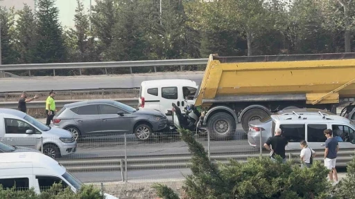 Kocaeli’de feci kaza: Motosiklet sürücüsü kamyonla otomobil arasına sıkıştı
