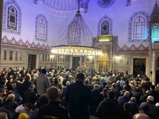 Kocaeli&rsquo;de Kadir Gecesi camilerde dualarla idrak edildi
