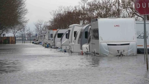 Kocaeli&rsquo;de karavanlar su i&ccedil;inde kaldı, otopark sulara teslim oldu
