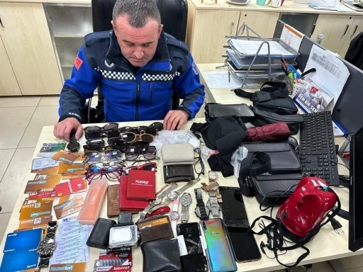 Kocaeli&rsquo;de kayıp eşyalar "Alo 153" ile sahiplerini bekliyor
