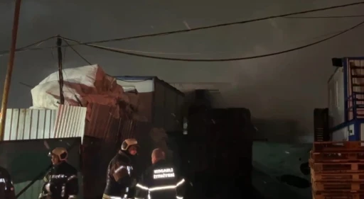 Kocaeli&rsquo;de palet deposunda yangın
