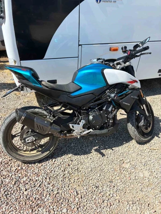 Kocaeli&rsquo;de "dur" ihtarına uymayan motosikletli polise &ccedil;arptı
