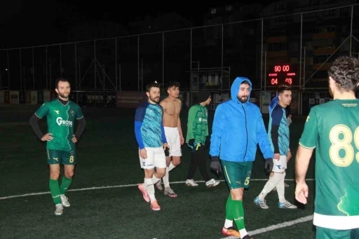Kocaeli&rsquo;de rakipleri gol atsın diye yere yatan futbolcuların savunmaları alındı

