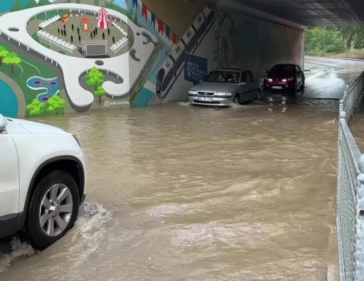 Kocaeli&rsquo;de sağanak alt ge&ccedil;idi suyla doldurdu
