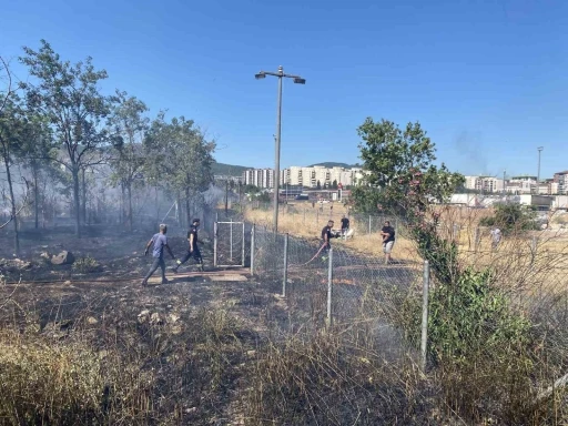 Kocaeli&rsquo;de saman y&uuml;kl&uuml; tırın r&ouml;morkunda &ccedil;ıkan yangın mahalleyi sardı
