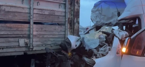 Kocaeli&rsquo;de servis minib&uuml;s&uuml; ile kamyon &ccedil;arpıştı: 7 yaralı
