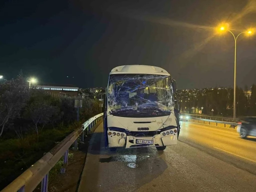 Kocaeli&rsquo;de servis minib&uuml;s&uuml; tıra &ccedil;arptı: 6 yaralı
