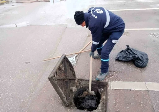 Kocaeli&rsquo;de su baskınlarına karşı mazgal ve menfez temizliği aralıksız s&uuml;r&uuml;yor
