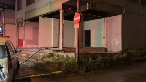 Kocaeli&rsquo;de tahliye edilen binada yakılan ateş mahalleyi ayağa kaldırdı
