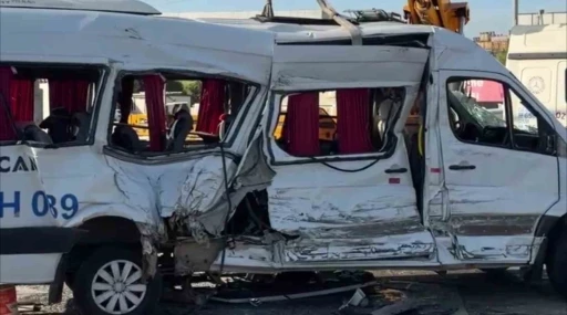 Kocaeli&rsquo;de tır ile &ccedil;arpışan servis aracındaki 8 yaralıdan 1&rsquo;i hayatını kaybetti
