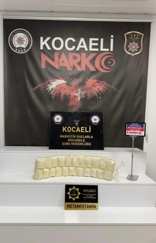 Kocaeli&rsquo;de v&uuml;cutlarına sarılı 7 kilo uyuşturucuyla yakalanan 2 kişi tutuklandı
