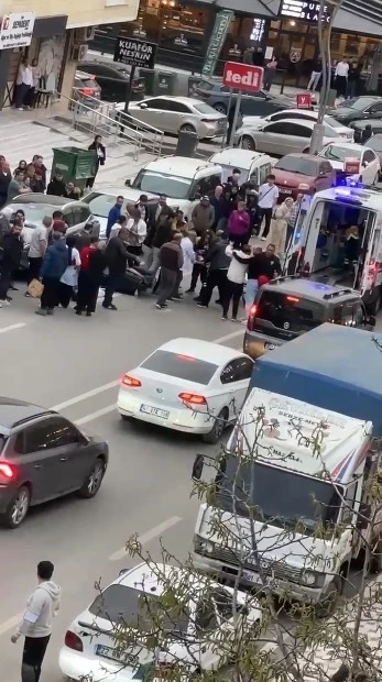 Kocaeli’nde korkunç kaza: Motosikletten düşen kadına kamyonet çarptı

