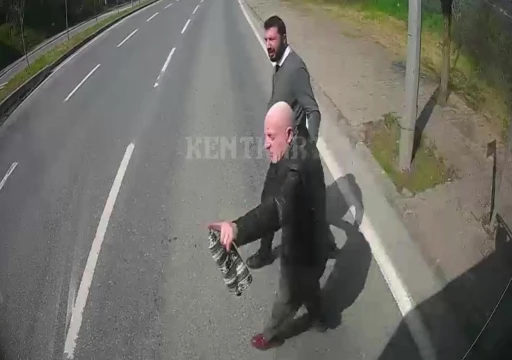 Kocaeli&rsquo;nde otob&uuml;s şof&ouml;r&uuml;n&uuml;n &ouml;rnek davranışı kamerada
