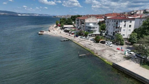 Kocaeli&rsquo;nin g&ouml;zde sahili Değirmendere&rsquo;de dalgakıran ve yeni yol mesaisi
