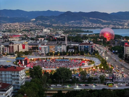 Kocaeli&rsquo;nin meydanları sosyal hayatın merkezi oldu
