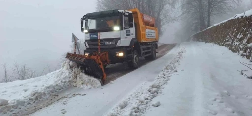 Kocaeli&rsquo;nin y&uuml;ksek kesimleri bayram sabahı beyaza b&uuml;r&uuml;nd&uuml;
