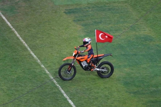Kocaeli Stadyumu&rsquo;nda Zayn Sofuoğlu&rsquo;ndan motosiklet şovu
