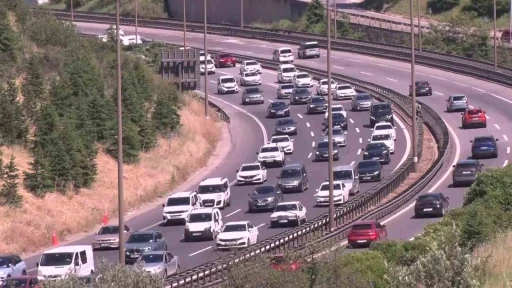 Kocaeli TEM Otoyolu&rsquo;nda kilometrelerce ara&ccedil; kuyruğu oluştu
