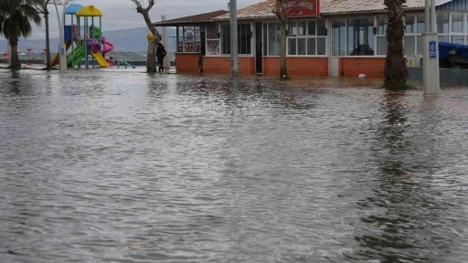 Kocaeli&rsquo;yi lodos vurdu, yollar g&ouml;le d&ouml;nd&uuml;
