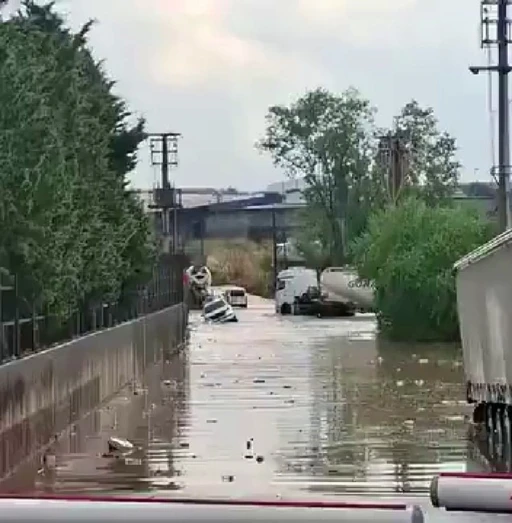 Kocaeli&rsquo;yi sağanak vurdu: Ara&ccedil;lar mahsur kaldı
