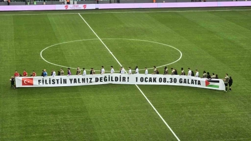 Kocaelispor-Erzurumspor ma&ccedil;ında takımlar sahaya Filistin pankartıyla &ccedil;ıktı
