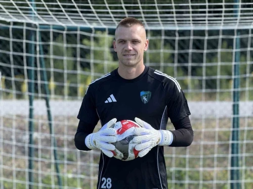 Kocaelispor’un yeni kalecisi Aleksandar Jovanovic kampa katıldı
