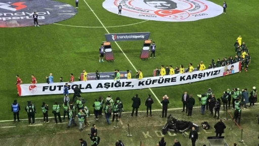 Kocaelispor ve Fenerbah&ccedil;e sahaya &lsquo;k&uuml;f&uuml;re karşıyız&rsquo; pankartıyla &ccedil;ıktı
