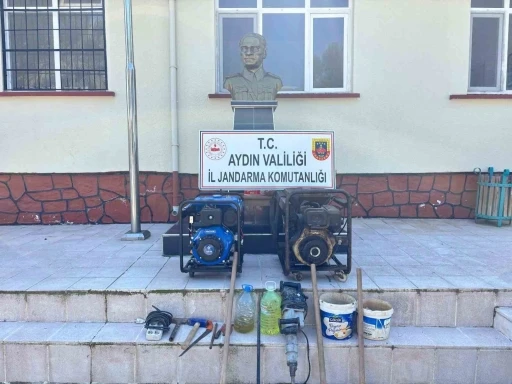 Ko&ccedil;arlı&rsquo;da ka&ccedil;ak kazıya Jandarmadan su&ccedil;&uuml;st&uuml;
