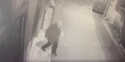 Kocasını &ouml;ld&uuml;r&uuml;p satırla 15 par&ccedil;aya b&ouml;ld&uuml;, kayıp ihbarında bulundu
