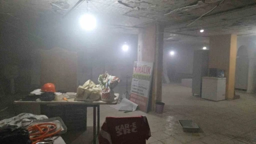 K&ouml;ftecide yangın paniği: Apartman ve esnaf şikayet&ccedil;i oldu
