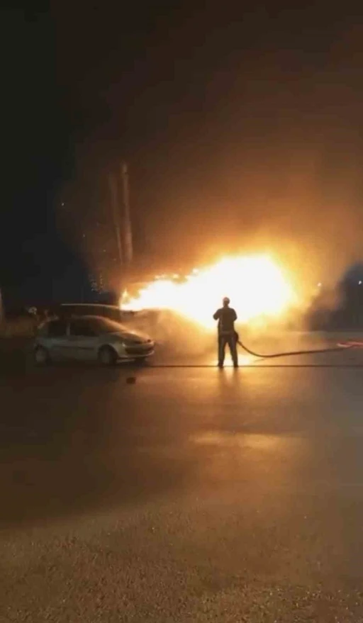 Kokoreç aracı alevlere teslim oldu
