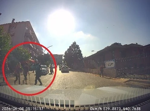 Koltuk değnekli &ouml;ğrencinin yardımına zabıta personeli koştu
