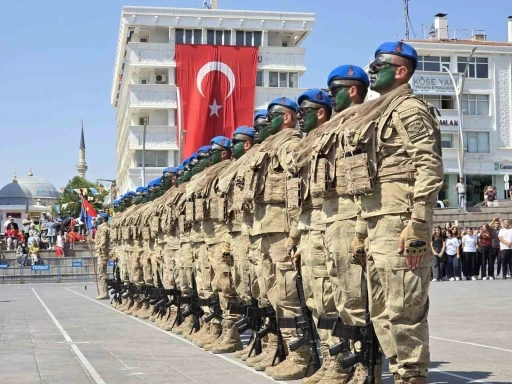 Komandoların gösterisi beğeni topladı, 30 Ağustos coşkuyla kutlandı
