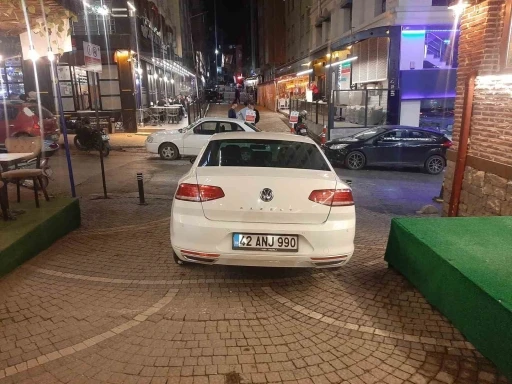 Komisyon kararına rağmen trafiğine kapalı sokakta park halindeki ara&ccedil; bitmiyor
