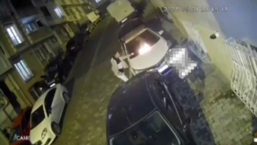 Komşular park yeri nedeniyle tartıştı, arabanın &uuml;st&uuml;ne yanan bez atıldı
