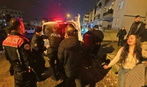 Komşuların g&uuml;r&uuml;lt&uuml; tartışması tabanca ve bı&ccedil;aklı kavgaya d&ouml;n&uuml;şt&uuml;: 7 g&ouml;zaltı
