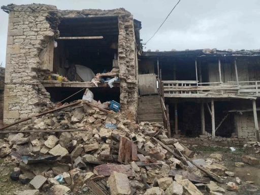 Komşusu &rsquo;adam &ouml;ld&uuml; evi de yıkıldı&rsquo; dedi o anda ev &ccedil;&ouml;kt&uuml;
