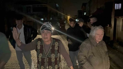 Komşusunun yaktığı mangal yaşlı kadını &ccedil;ılgına &ccedil;evirdi: "U&ccedil;uracak bizi havaya"
