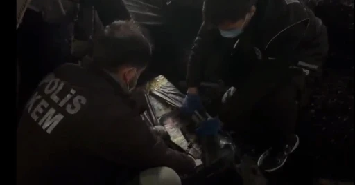 K&ouml;m&uuml;r y&uuml;kl&uuml; tırın dorsesinden binlerce ka&ccedil;ak &uuml;r&uuml;n &ccedil;ıktı
