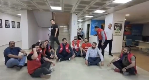 Konak Belediyesinde &ccedil;alışan iş&ccedil;iler geriye d&ouml;n&uuml;k hakları i&ccedil;in oturma eylemi başlattı
