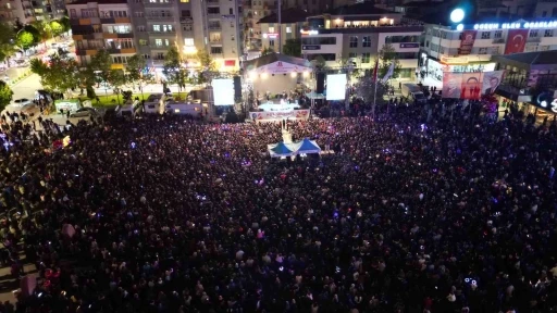 Konser alanında gen&ccedil;lik coşkusu
