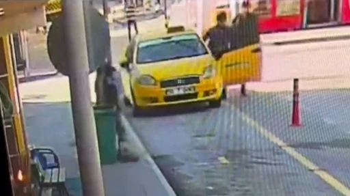 Kontak anahtarı &uuml;zerinde bırakılan taksiyi alıp ka&ccedil;maya &ccedil;alıştı, k&ouml;şeyi d&ouml;nemeden yakalandı
