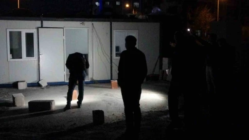 Konteyner içerisinde yaralandığını söyledi, boş kovanlar konteyner dışında bulundu

