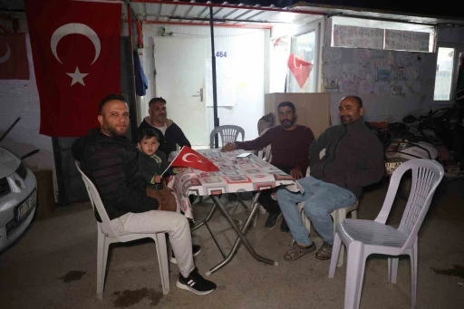 Konteyner kente kavga ihbarına gelen polisler pasta ve bayraklarla karşılandı
