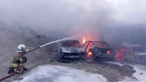 Konteyner yatakhanede başlayan yangında alevlerin sı&ccedil;radığı 8 ara&ccedil; demir yığını haline geldi
