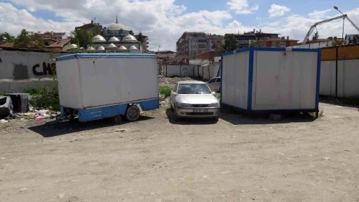 Konteynerden d&uuml;şt&uuml;, hastanede hayatını kaybetti
