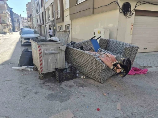 Konteynere sığmayan hacimli eşyalar &ccedil;evre kirliliğine yol a&ccedil;ıyor
