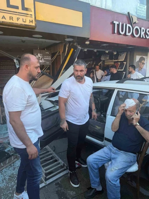 Kontrol &ccedil;ıkan otomobil iki iş yerine &ccedil;arptı: 1 yaralı
