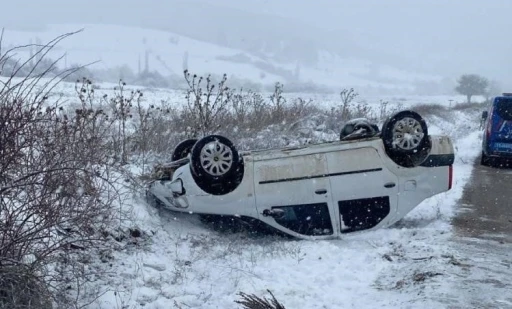 Kontrolde &ccedil;ıkan ara&ccedil; takla attı, s&uuml;r&uuml;c&uuml;s&uuml; yaralandı
